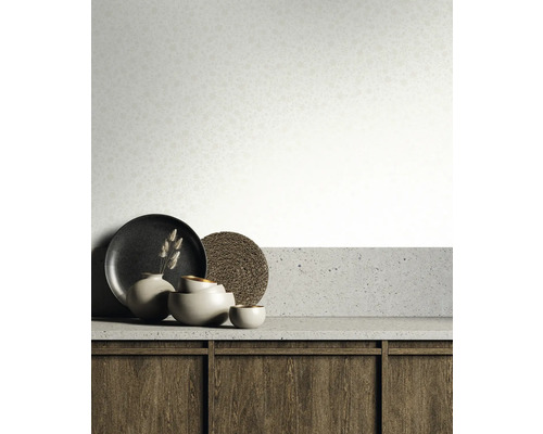 Dekoratives Geschirr auf einer Arbeitsplatte aus Beton vor einer Wand