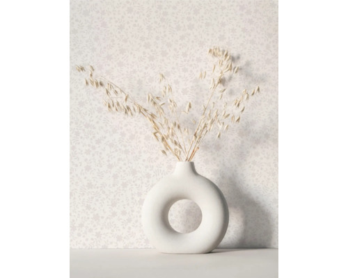 Dekorative Trockenblumen in einer runden Vase