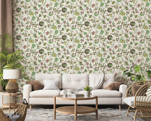 Wohnzimmer mit floral gemusterter Tapete, Sofa und Dekorationen