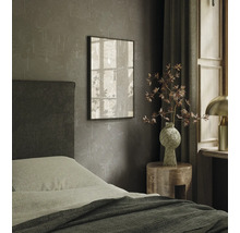 Chambre avec lit, table de chevet et tableau encadré au mur