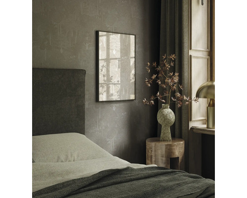 Schlafzimmer mit Bett, Nachttisch und gerahmtem Bild an der Wand