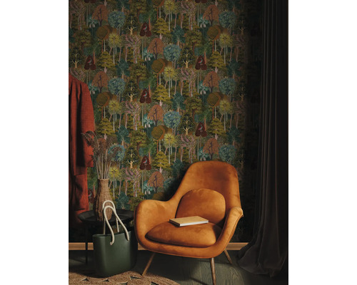 Einrichtungsidee mit Tapete mit Waldmuster, Sessel, Tasche und Dekorationsgegenständen für ein gemütliches Ambiente