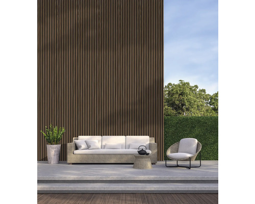 Aussenbereich mit Sofa, Sessel, Tisch und vertikaler Holzverkleidung an der Wand