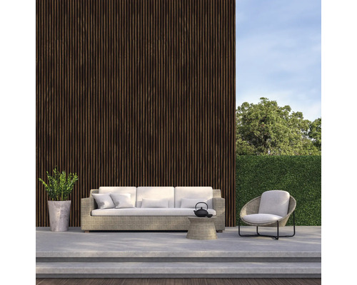 Canapé et fauteuil clairs sur une terrasse avec un mur à lattes en bois