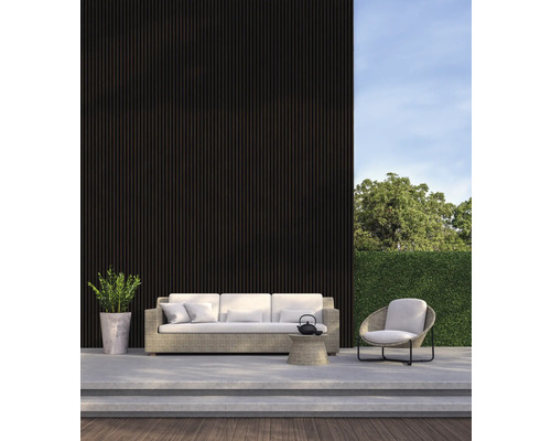 Aussenbereich mit Gartenmöbeln wie Sofa, Sessel und Beistelltisch auf einer Terrasse