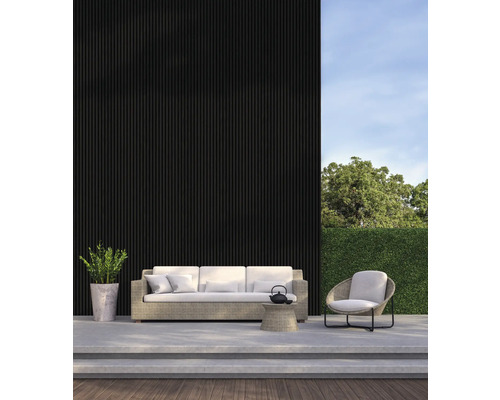 Terrasse avec coin salon composé d''un canapé, d''un fauteuil et d''une petite table devant un mur noir