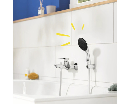 Badewannenarmatur mit Handbrause in einem Badezimmer