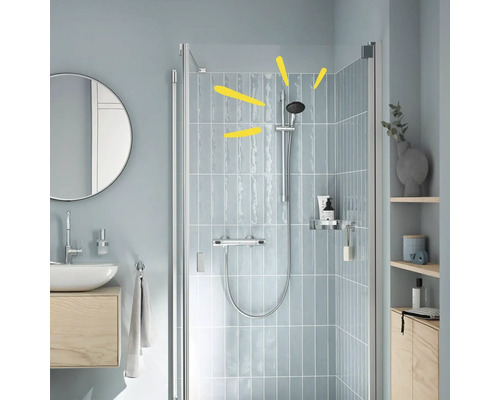 Salle de bain avec douche, lavabo et miroir