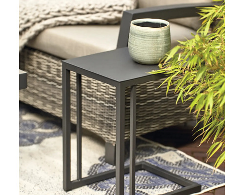 Table d''appoint en métal avec jardinière à l''extérieur