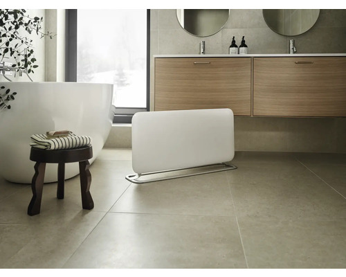 Salle de bain moderne avec baignoire, lavabo et radiateur de surface