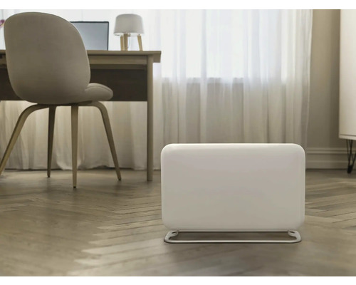 Chauffage infrarouge blanc sur parquet devant un bureau