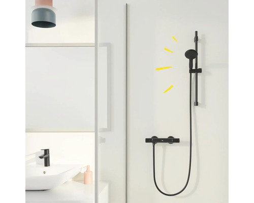 Duschstange mit Handbrause vor einer weißen Wand im Badezimmer