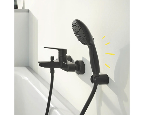 Schwarze Badewannenarmatur mit Handbrause an der Wand montiert