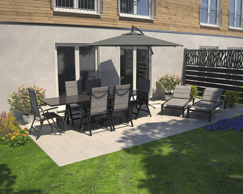 Terrasse mit Esstisch, Stühlen, Sonnenschirm und Liegestühlen