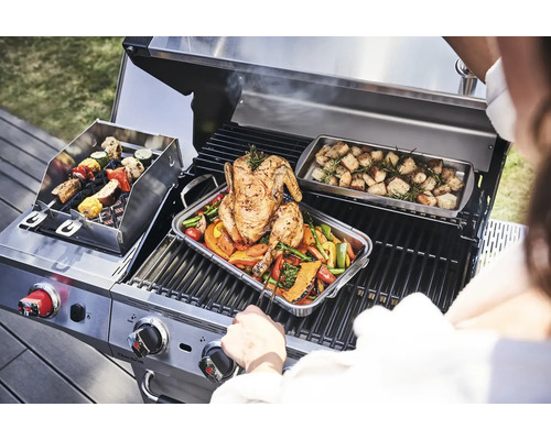 Grill mit zubereitetem Hähnchen, Gemüse und Kartoffeln