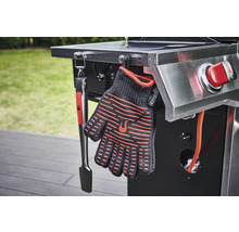 Pince à barbecue et gant de barbecue suspendus à un barbecue