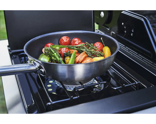 Légumes dans une poêle sur un gril