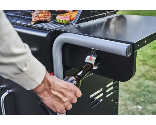 Barbecue avec décapsuleur en cours d''utilisation