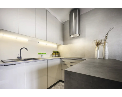 Moderne Küche mit Spüle, Armatur, Dunstabzugshaube und Küchenschränken in hellen Farben.