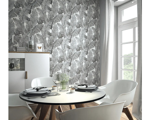 Salle à manger avec table à manger et papier peint à feuilles
