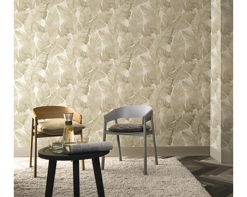 Wohnraum mit Blättertapete, Stühlen und Tisch