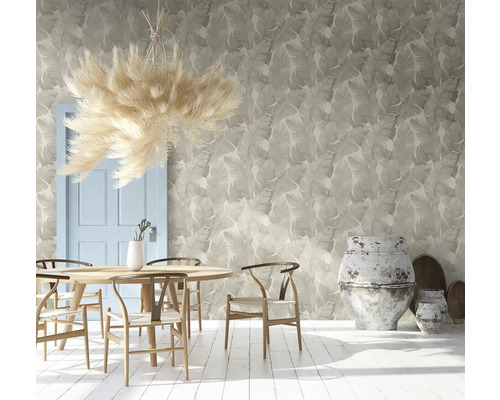 Heller Raum mit Esstisch, Stühlen, Dekoration und Tapete mit Blattmuster