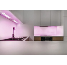 Moderne Küche mit Spüle, Armatur, Kochfeld und LED-Unterbauleuchten