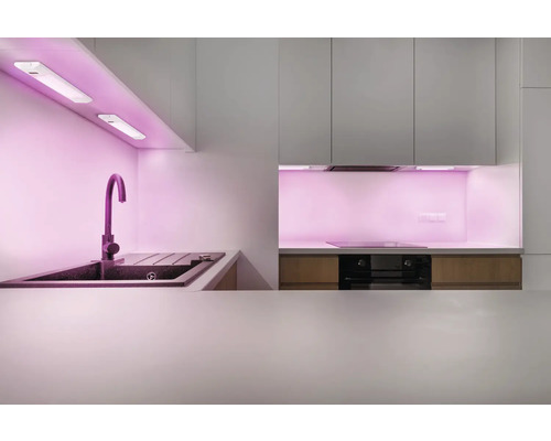 Moderne Küche mit Spüle, Armatur, Kochfeld und LED-Unterbauleuchten