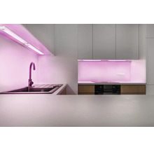 Küchenszene mit Spüle, Armatur und Unterschrankbeleuchtung