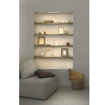 Wohnzimmer mit Regalen und Beleuchtung