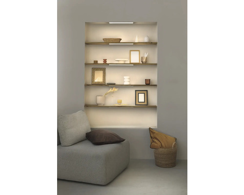 Wohnzimmer mit Regalen und Beleuchtung