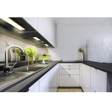 Moderne Küche mit weißen Schränken und dunklen Arbeitsplatten, Spüle und Armatur.