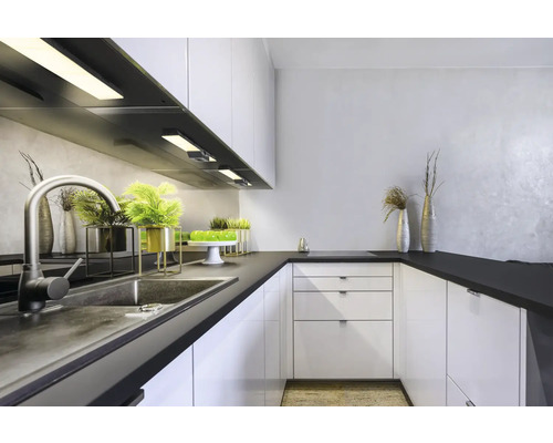 Moderne Küche mit weißen Schränken und dunklen Arbeitsplatten, Spüle und Armatur.