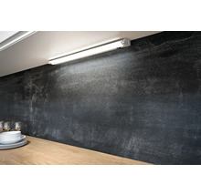 Küchenszene mit Unterbauleuchte und Geschirr auf einer Arbeitsplatte