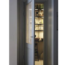 Porte de cellier ouverte avec étagères et produits alimentaires dans des bocaux