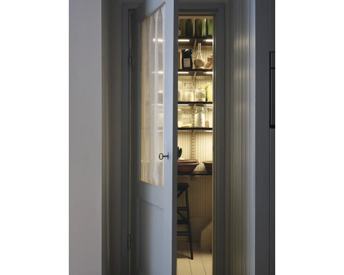 Porte de cellier ouverte avec étagères et produits alimentaires dans des bocaux