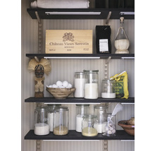 Étagères avec récipients de stockage et aliments dans un garde-manger