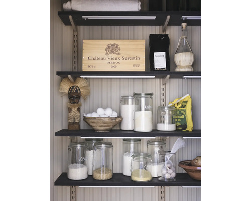 Étagères avec récipients de stockage et aliments dans un garde-manger