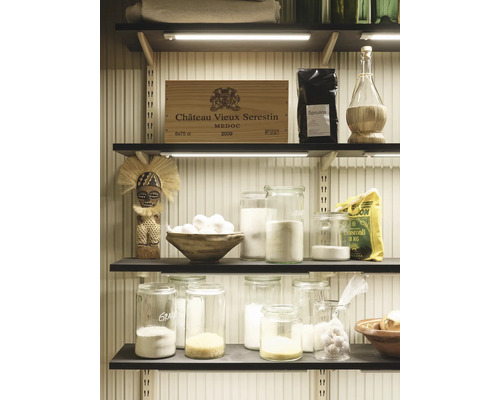Système d''étagères avec des aliments dans des bocaux et une caisse à vin