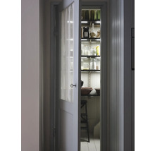 Porte de cellier ouverte avec étagères, bocaux en verre et éclairage