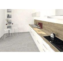 Cuisine claire avec kitchenette, plaque de cuisson, évier, hotte aspirante, table et tabourets de bar.