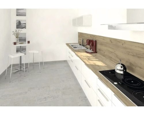 Cuisine claire avec kitchenette, plaque de cuisson, évier, hotte aspirante, table et tabourets de bar.