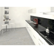 Helle Küche mit Küchenzeile, Hockern und Dekoration