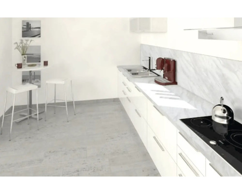 Helle Küche mit weißen Schränken, Spüle, Kochfeld und Esstisch