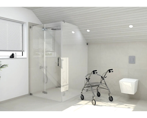 Barrierefreies Badezimmer mit bodengleicher Dusche, Rollator und Wandtoilette.