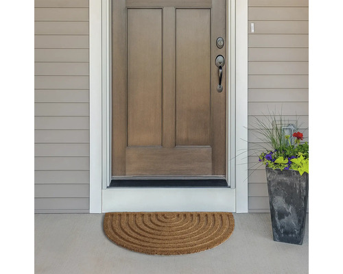 Paillasson demi-lune devant une porte d''entrée