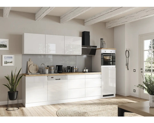 Helle Küche mit weißen Schränken, Arbeitsplatte aus Holz und modernen Geräten.