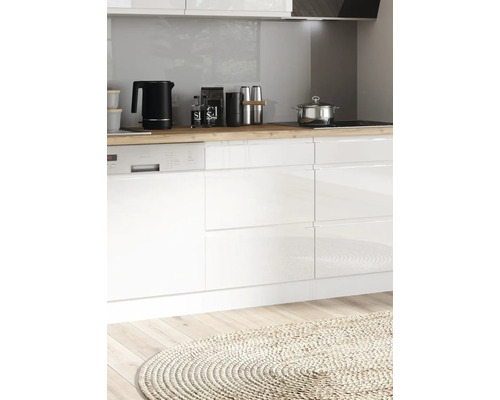 Scène de cuisine avec appareils électriques et ustensiles sur un plan de travail