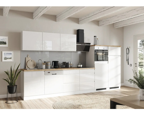 Cuisine moderne avec façades blanches brillantes, plan de travail imitation bois et hotte aspirante noire.