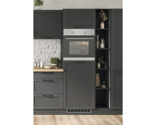 Vue de cuisine avec four intégré, armoires et étagères